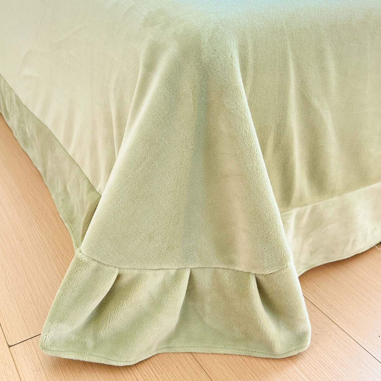 91家纺网 家纺一手货源 找家纺 绘萱家居 2025新款高克重雕花雕印纯色牛奶绒四件套双拼法莱绒珊瑚绒 蝴蝶纷飞-绿