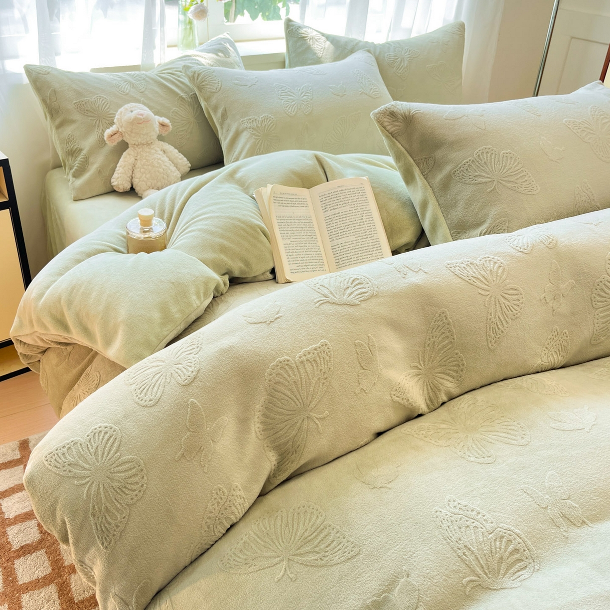 91家纺网 家纺一手货源 找家纺 绘萱家居 2025新款高克重雕花雕印纯色牛奶绒四件套双拼法莱绒珊瑚绒 蝴蝶纷飞-绿