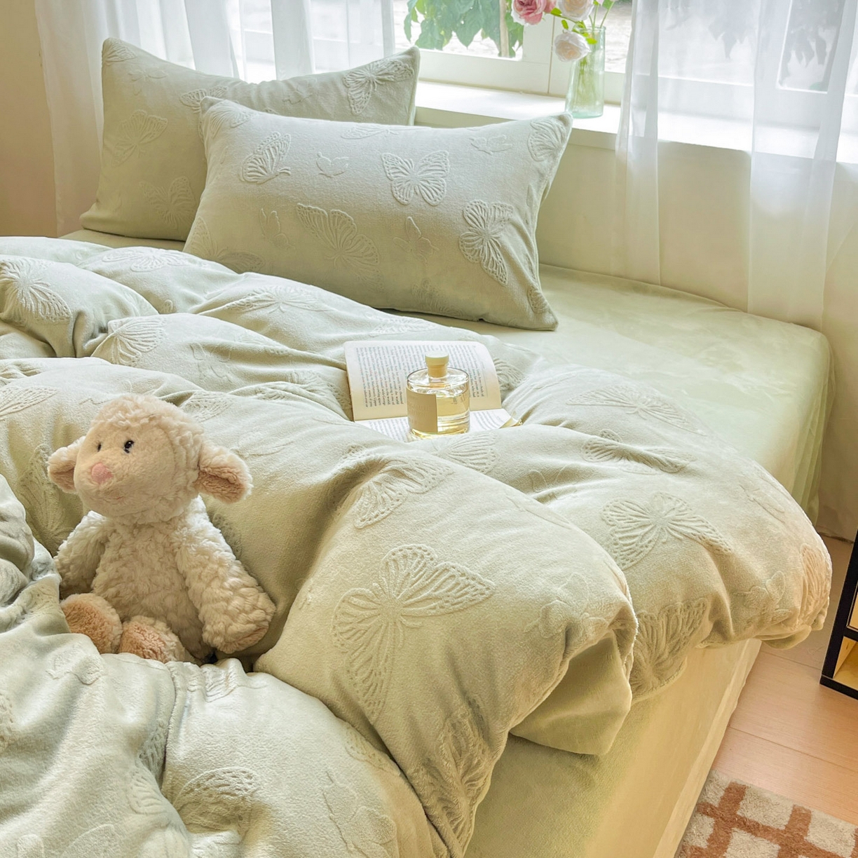 91家纺网 家纺一手货源 找家纺 绘萱家居 2025新款高克重雕花雕印纯色牛奶绒四件套双拼法莱绒珊瑚绒 蝴蝶纷飞-绿