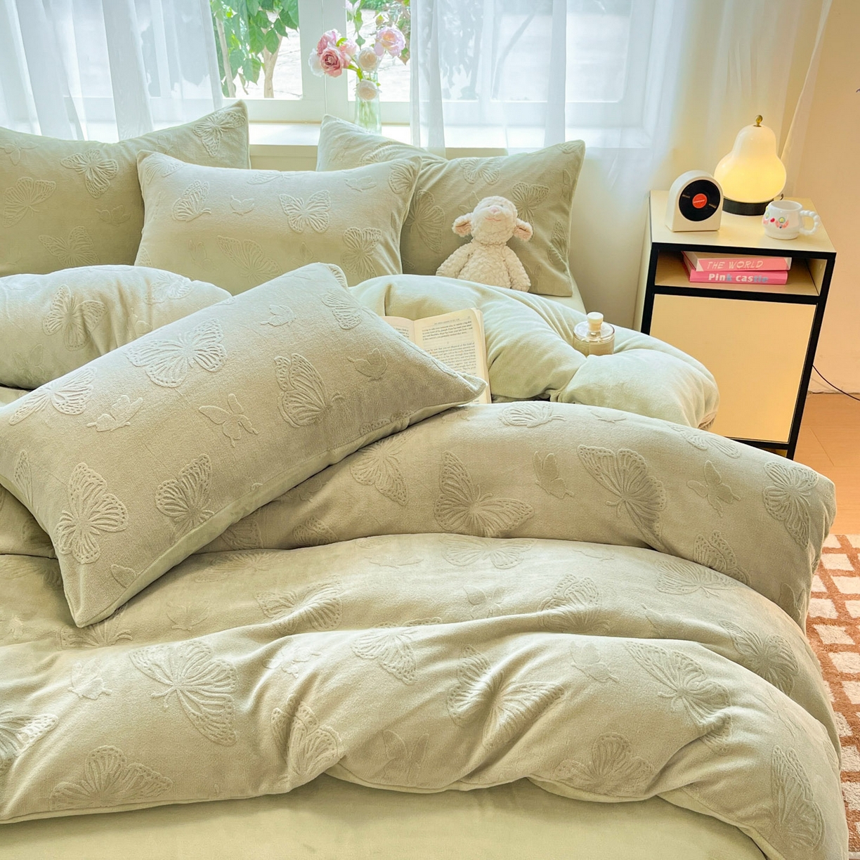 91家纺网 家纺一手货源 找家纺 绘萱家居 2025新款高克重雕花雕印纯色牛奶绒四件套双拼法莱绒珊瑚绒 蝴蝶纷飞-绿
