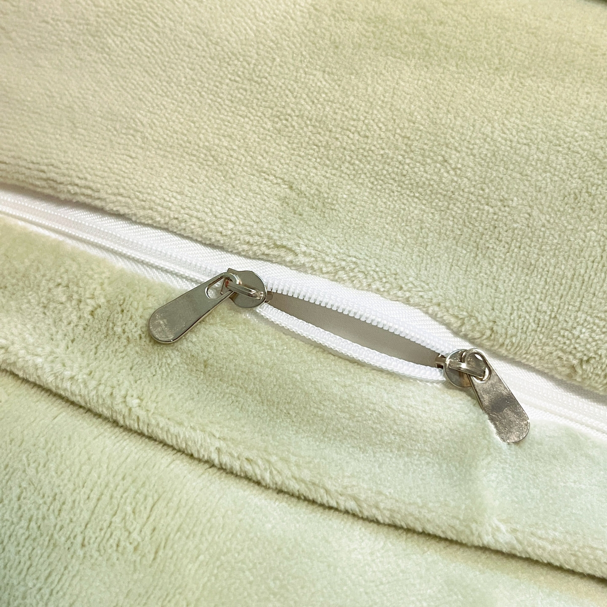 91家纺网 家纺一手货源 找家纺 绘萱家居 2025新款高克重雕花雕印纯色牛奶绒四件套双拼法莱绒珊瑚绒 蝴蝶纷飞-绿