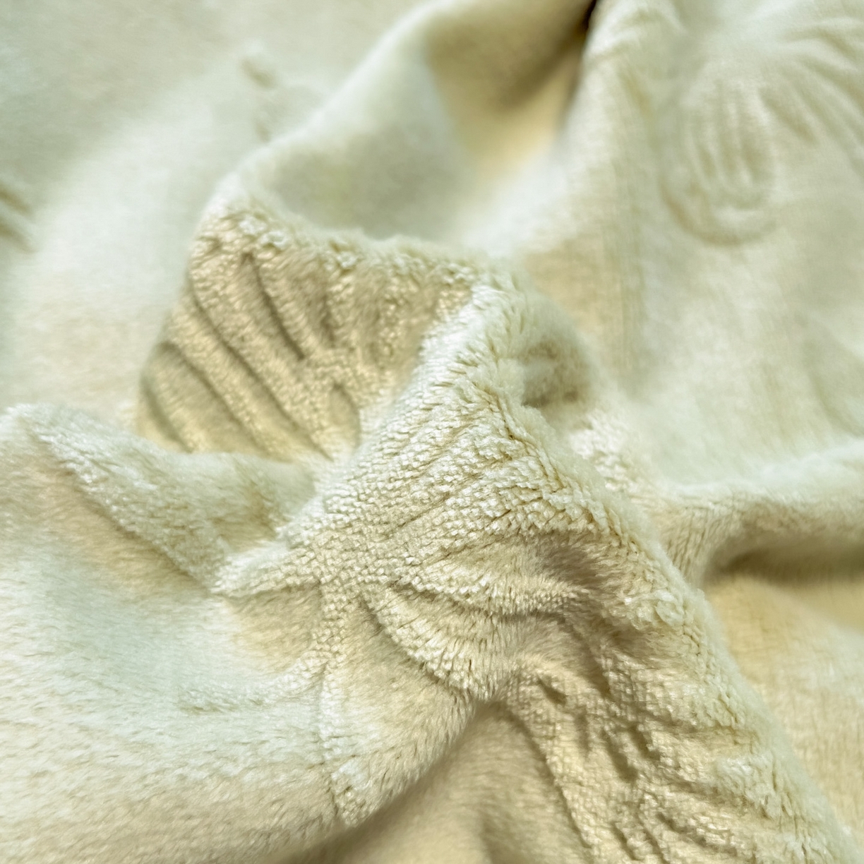 91家纺网 家纺一手货源 找家纺 绘萱家居 2025新款高克重雕花雕印纯色牛奶绒四件套双拼法莱绒珊瑚绒 蝴蝶纷飞-绿