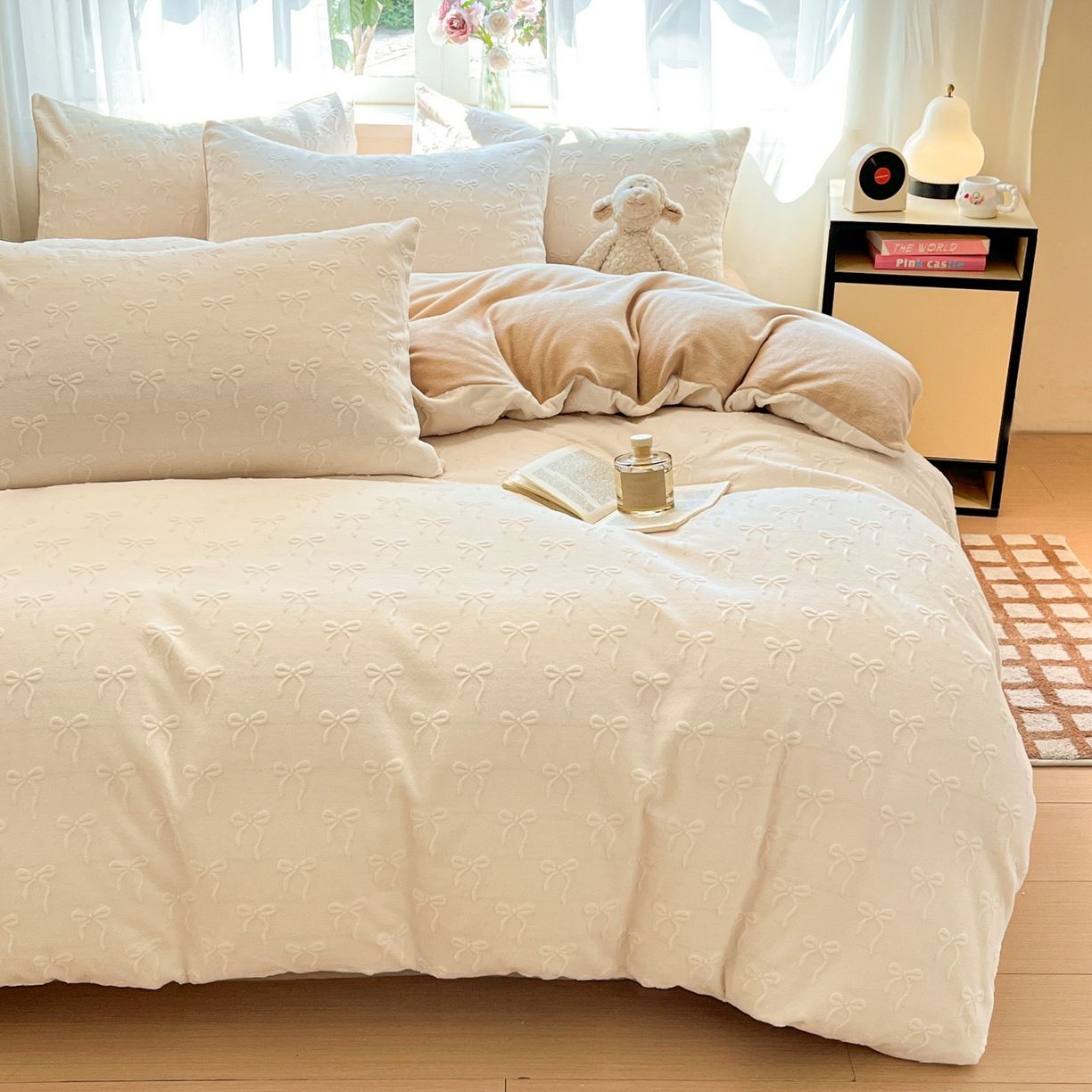 91家纺网 家纺一手货源 找家纺 绘萱家居 2025新款高克重雕花雕印纯色牛奶绒四件套双拼法莱绒珊瑚绒 甜蜜结-白卡其