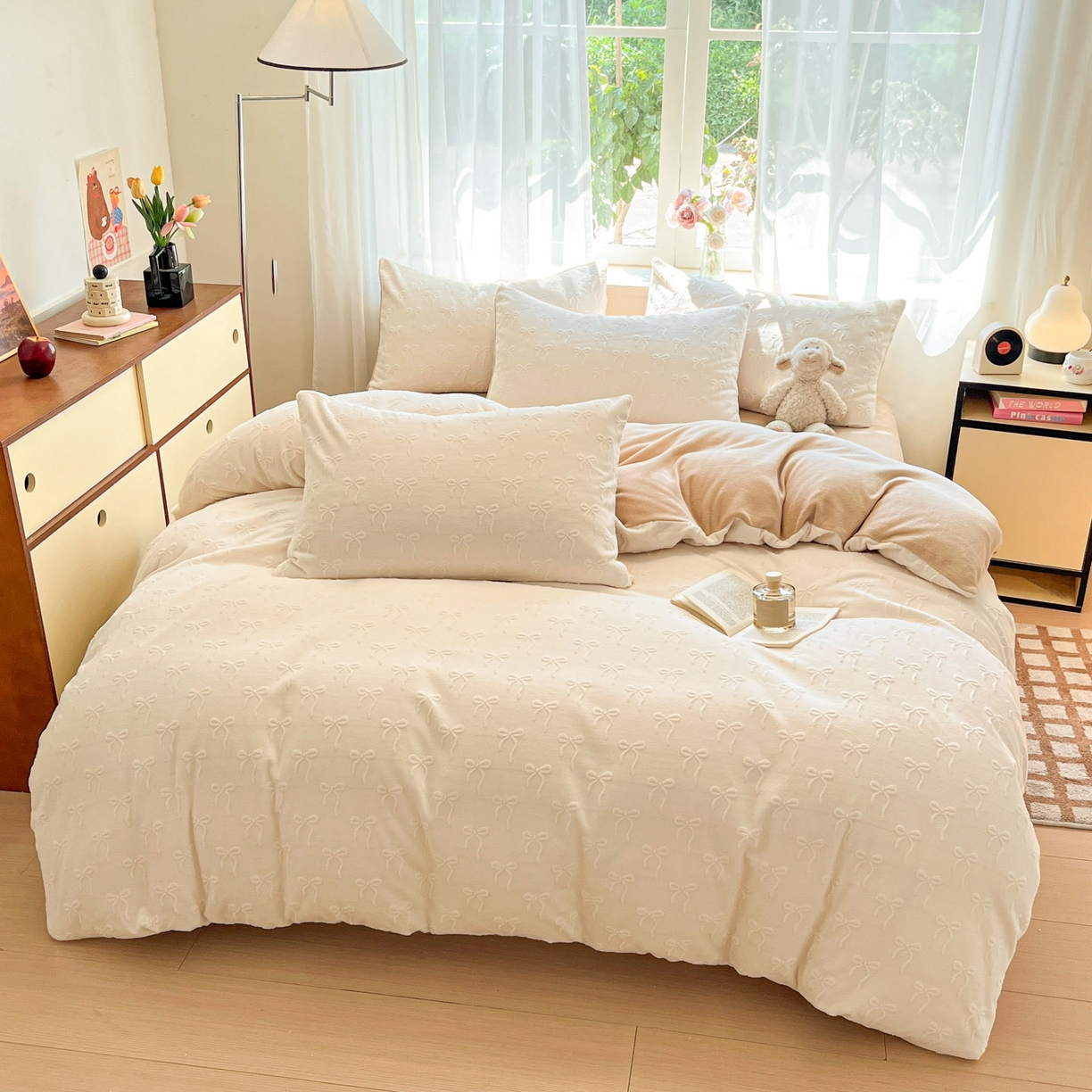 91家纺网 家纺一手货源 找家纺 绘萱家居 2025新款高克重雕花雕印纯色牛奶绒四件套双拼法莱绒珊瑚绒 甜蜜结-白卡其