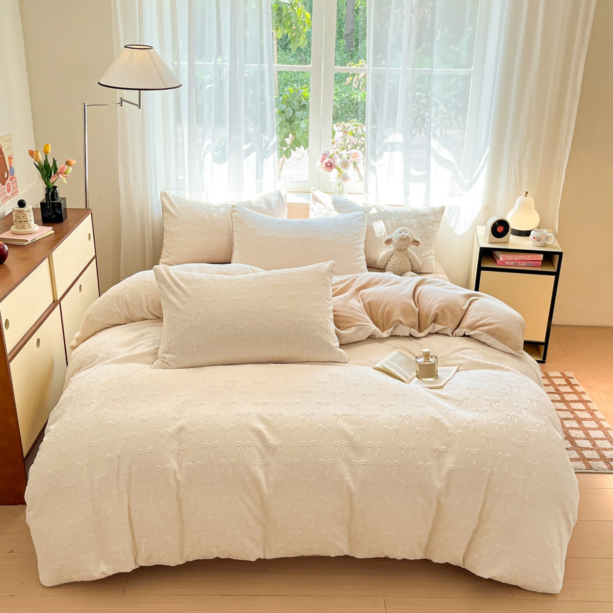 91家纺网 家纺一手货源 找家纺 绘萱家居 2025新款高克重雕花雕印纯色牛奶绒四件套双拼法莱绒珊瑚绒 甜蜜结-白卡其