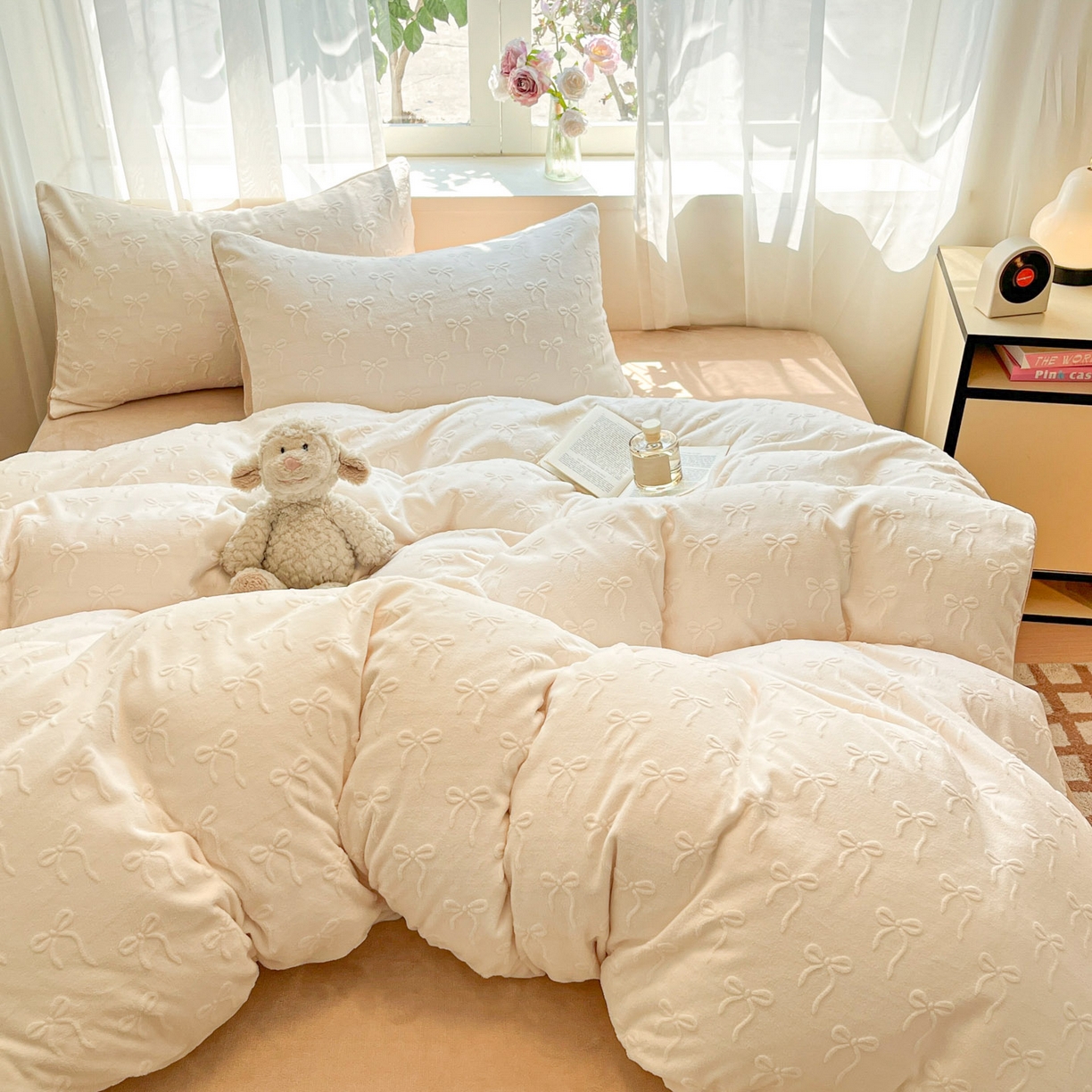 91家纺网 家纺一手货源 找家纺 绘萱家居 2025新款高克重雕花雕印纯色牛奶绒四件套双拼法莱绒珊瑚绒 甜蜜结-白卡其
