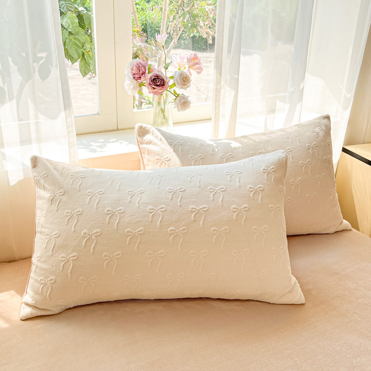 91家纺网 家纺一手货源 找家纺 绘萱家居 2025新款高克重雕花雕印纯色牛奶绒四件套双拼法莱绒珊瑚绒 甜蜜结-白卡其