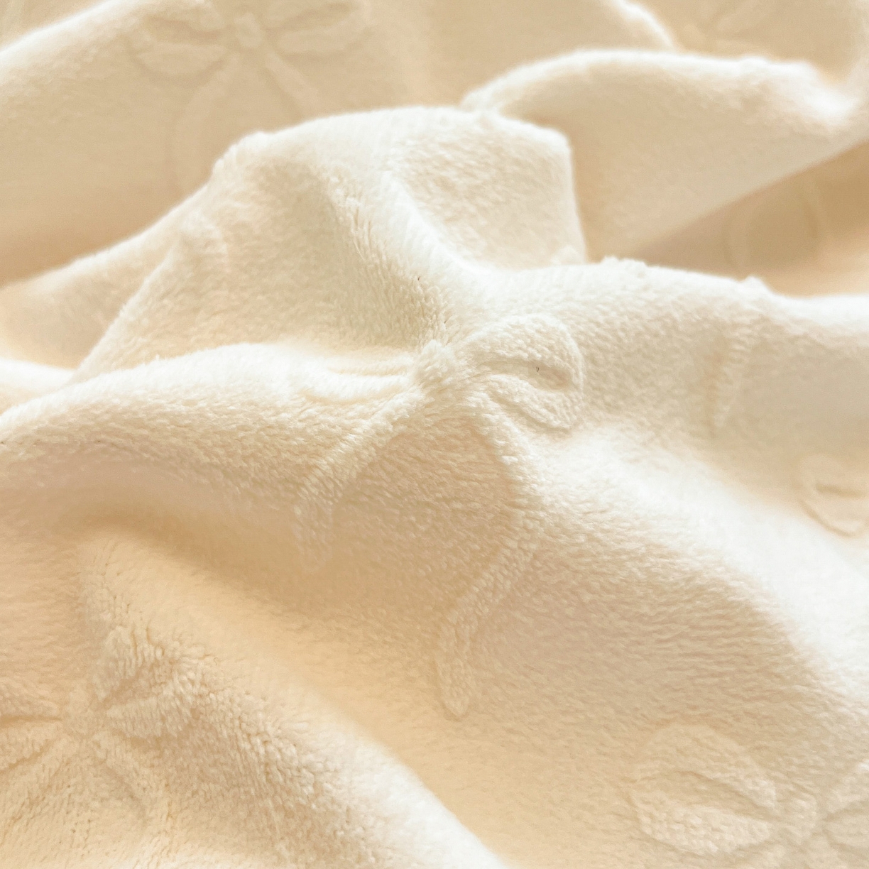 91家纺网 家纺一手货源 找家纺 绘萱家居 2025新款高克重雕花雕印纯色牛奶绒四件套双拼法莱绒珊瑚绒 甜蜜结-白卡其