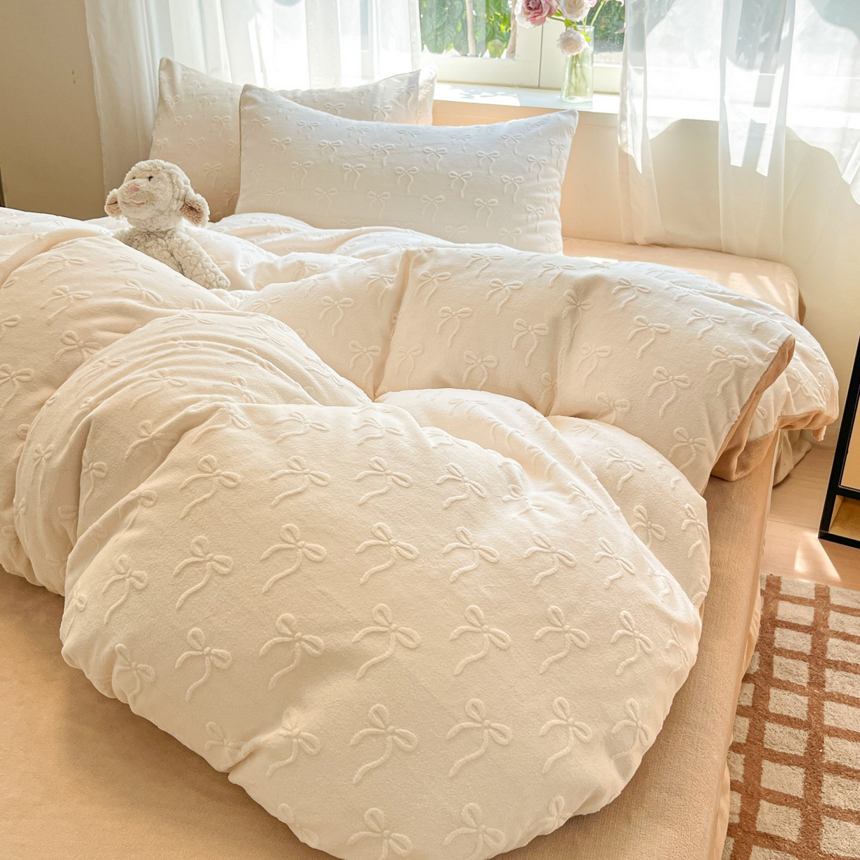 91家纺网 家纺一手货源 找家纺 绘萱家居 2025新款高克重雕花雕印纯色牛奶绒四件套双拼法莱绒珊瑚绒 甜蜜结-白卡其