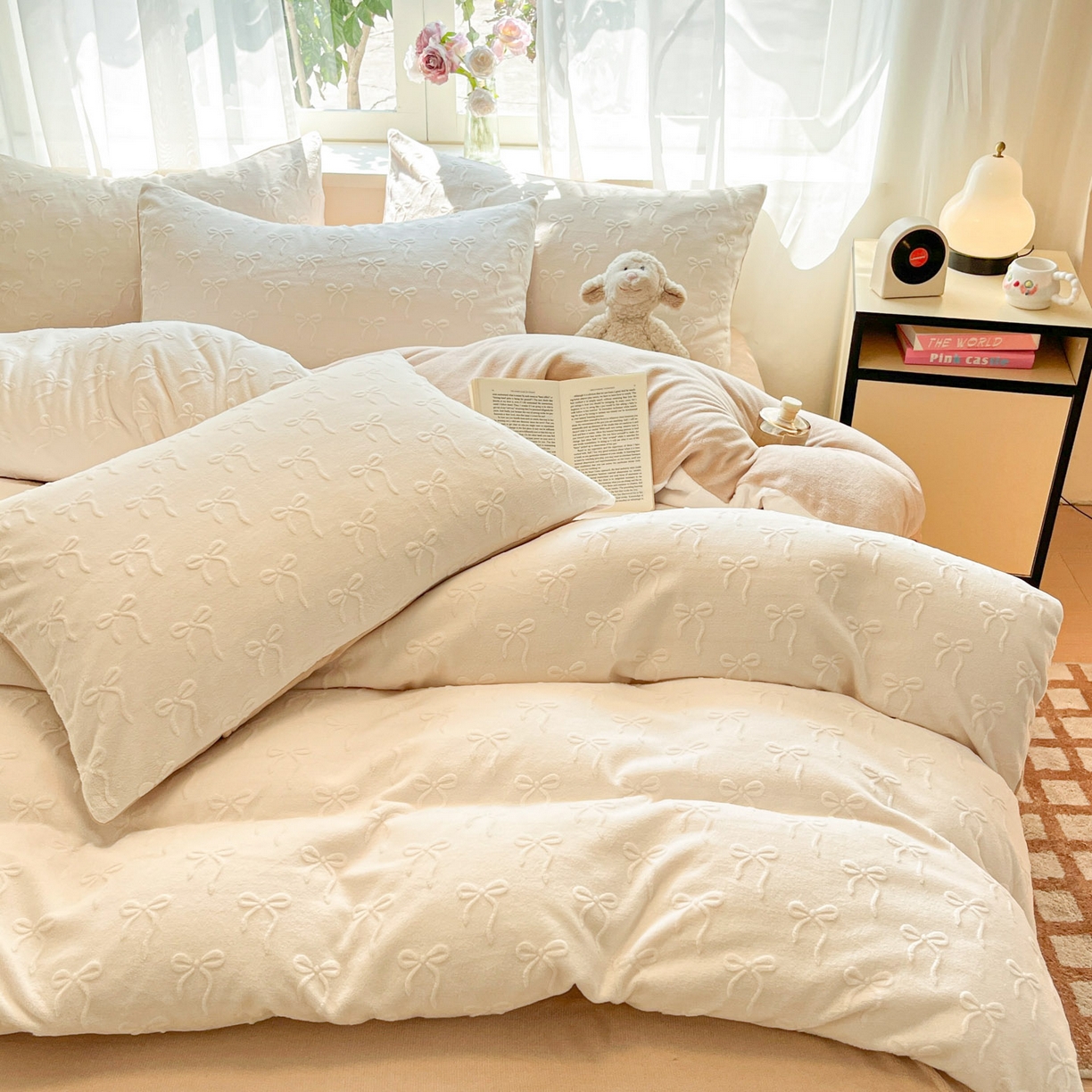 91家纺网 家纺一手货源 找家纺 绘萱家居 2025新款高克重雕花雕印纯色牛奶绒四件套双拼法莱绒珊瑚绒 甜蜜结-白卡其