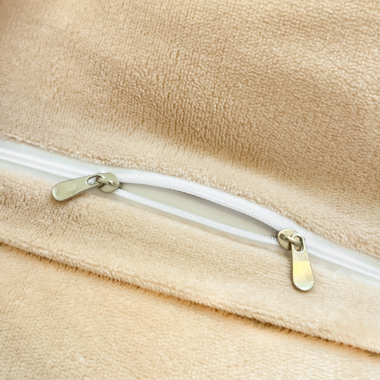 91家纺网 家纺一手货源 找家纺 绘萱家居 2025新款高克重雕花雕印纯色牛奶绒四件套双拼法莱绒珊瑚绒 甜蜜结-白卡其