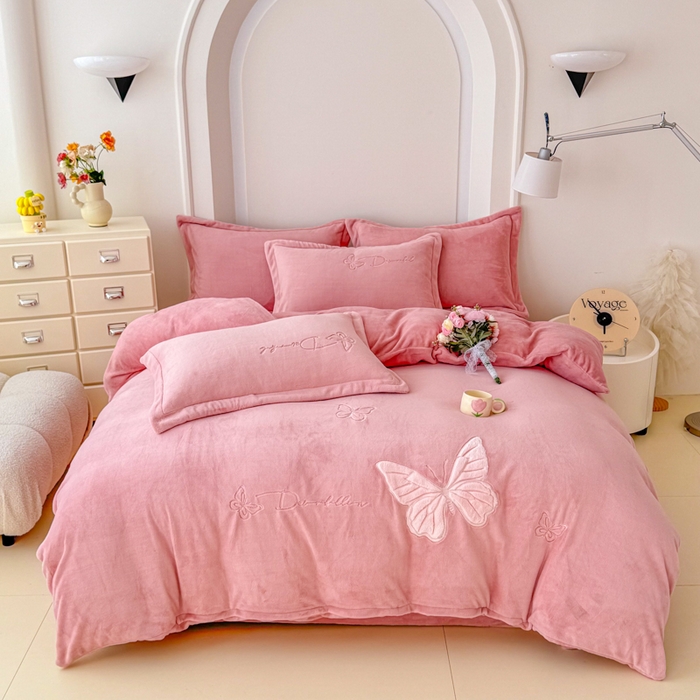 91家纺网 家纺一手货源 找家纺 保罗圣迪奥 2025新款250克全消光牛奶绒四件套-蝶曼 蝶曼-深粉色