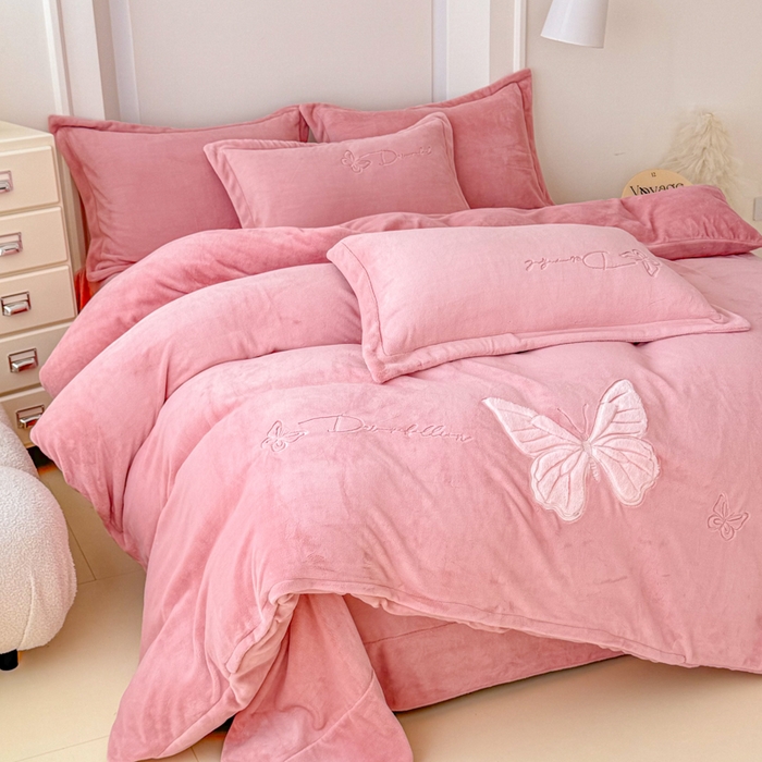 91家纺网 家纺一手货源 找家纺 保罗圣迪奥 2025新款250克全消光牛奶绒四件套-蝶曼 蝶曼-深粉色