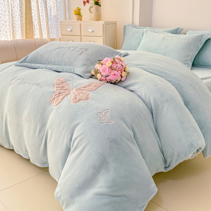 91家纺网 家纺一手货源 找家纺 保罗圣迪奥 2025新款250克全消光牛奶绒四件套-蝶曼 蝶曼-蓝色