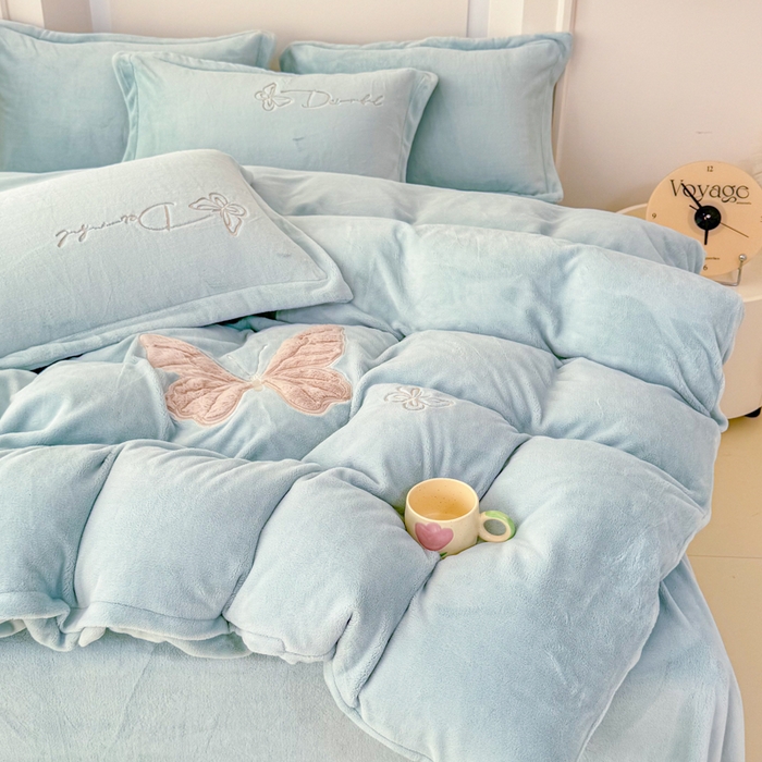 91家纺网 家纺一手货源 找家纺 保罗圣迪奥 2025新款250克全消光牛奶绒四件套-蝶曼 蝶曼-蓝色