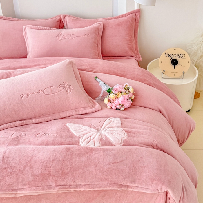 91家纺网 家纺一手货源 找家纺 保罗圣迪奥 2025新款250克全消光牛奶绒四件套-蝶曼 蝶曼-深粉色