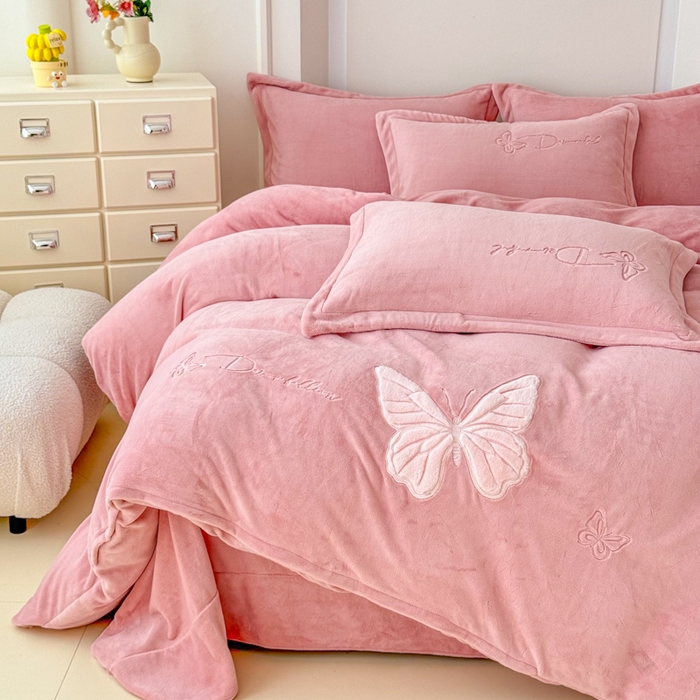 91家纺网 家纺一手货源 找家纺 保罗圣迪奥 2025新款250克全消光牛奶绒四件套-蝶曼 蝶曼-深粉色