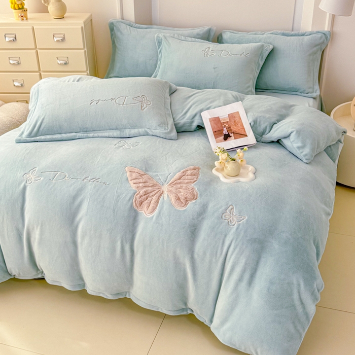 91家纺网 家纺一手货源 找家纺 保罗圣迪奥 2025新款250克全消光牛奶绒四件套-蝶曼 蝶曼-蓝色