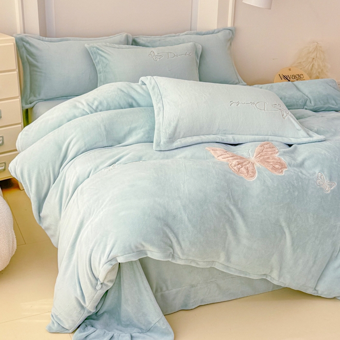 91家纺网 家纺一手货源 找家纺 保罗圣迪奥 2025新款250克全消光牛奶绒四件套-蝶曼 蝶曼-蓝色
