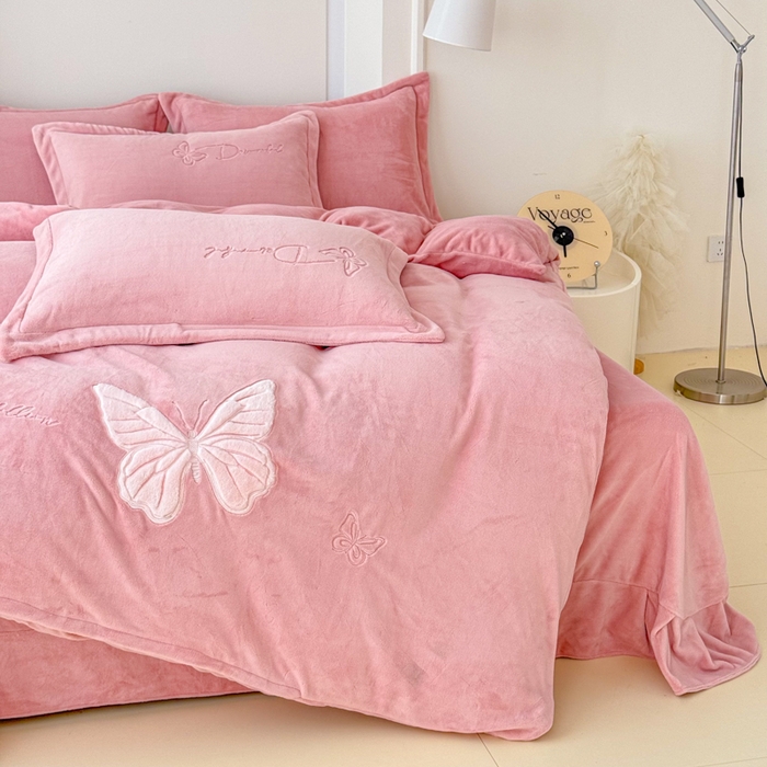 91家纺网 家纺一手货源 找家纺 保罗圣迪奥 2025新款250克全消光牛奶绒四件套-蝶曼 蝶曼-深粉色