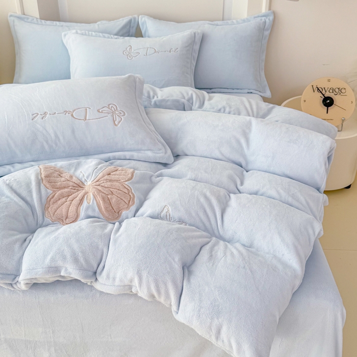 91家纺网 家纺一手货源 找家纺 保罗圣迪奥 2025新款250克全消光牛奶绒四件套-蝶曼 蝶曼-浅蓝色