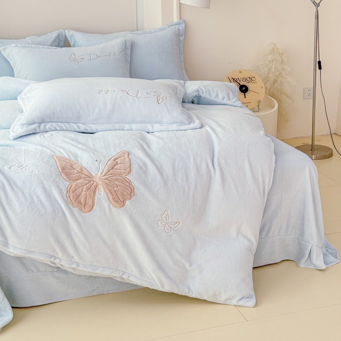 91家纺网 家纺一手货源 找家纺 保罗圣迪奥 2025新款250克全消光牛奶绒四件套-蝶曼 蝶曼-浅蓝色