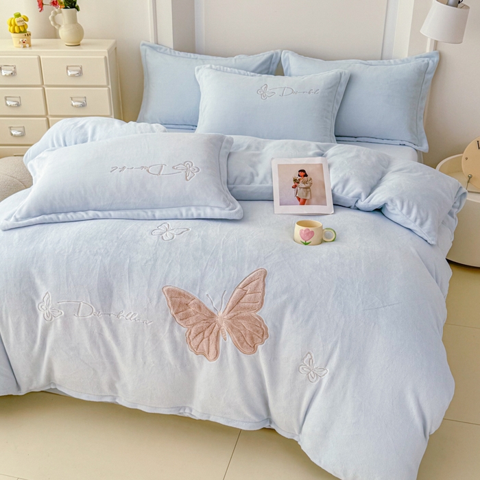 91家纺网 家纺一手货源 找家纺 保罗圣迪奥 2025新款250克全消光牛奶绒四件套-蝶曼 蝶曼-浅蓝色