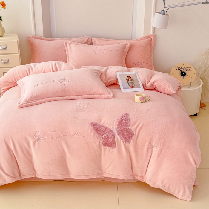 91家纺网 家纺一手货源 找家纺 保罗圣迪奥 2025新款250克全消光牛奶绒四件套-蝶曼 蝶曼-粉色