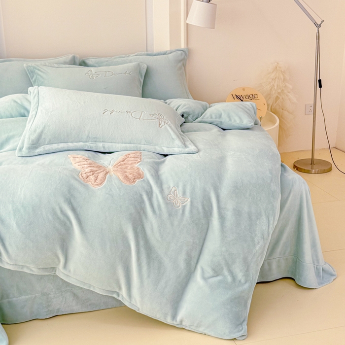 91家纺网 家纺一手货源 找家纺 保罗圣迪奥 2025新款250克全消光牛奶绒四件套-蝶曼 蝶曼-蓝色