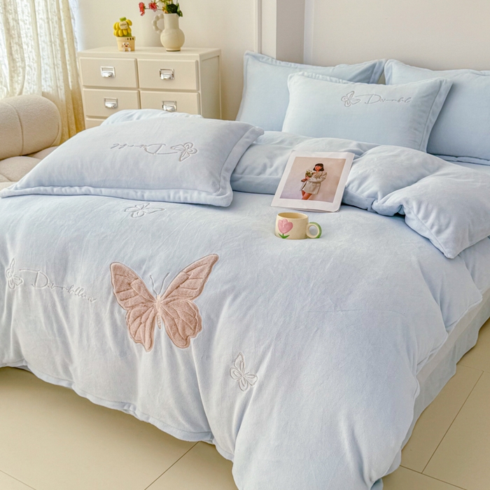 91家纺网 家纺一手货源 找家纺 保罗圣迪奥 2025新款250克全消光牛奶绒四件套-蝶曼 蝶曼-浅蓝色