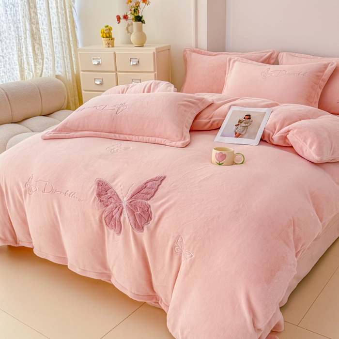 91家纺网 家纺一手货源 找家纺 保罗圣迪奥 2025新款250克全消光牛奶绒四件套-蝶曼 蝶曼-粉色