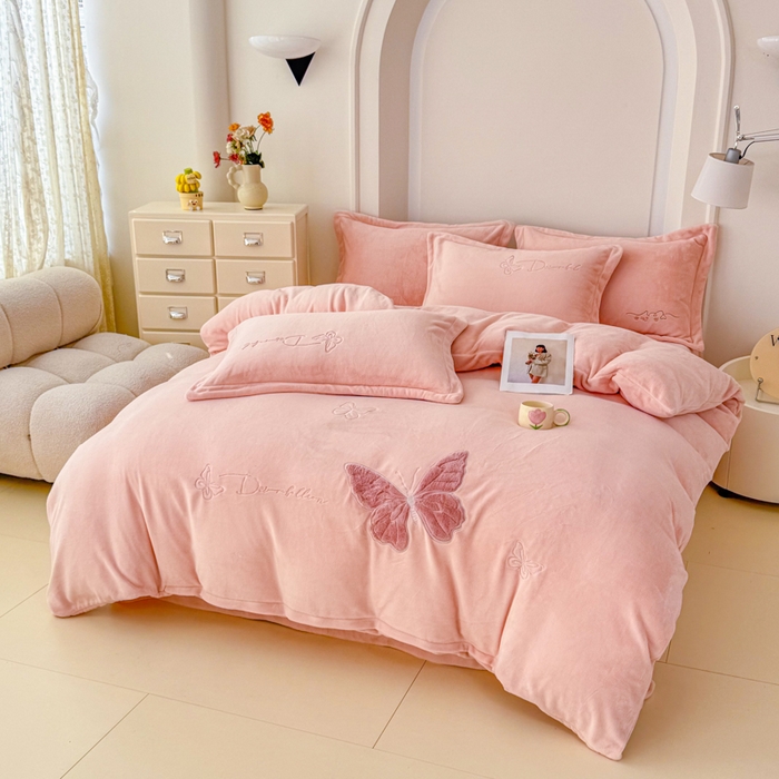 91家纺网 家纺一手货源 找家纺 保罗圣迪奥 2025新款250克全消光牛奶绒四件套-蝶曼 蝶曼-粉色