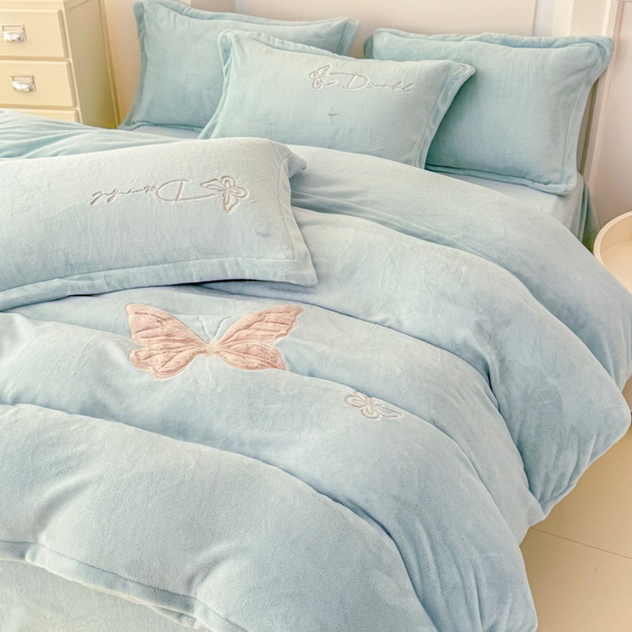 91家纺网 家纺一手货源 找家纺 保罗圣迪奥 2025新款250克全消光牛奶绒四件套-蝶曼 蝶曼-蓝色