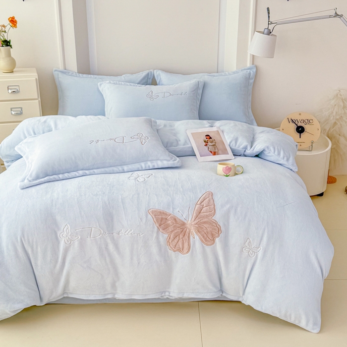 91家纺网 家纺一手货源 找家纺 保罗圣迪奥 2025新款250克全消光牛奶绒四件套-蝶曼 蝶曼-浅蓝色