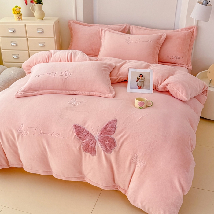 91家纺网 家纺一手货源 找家纺 保罗圣迪奥 2025新款250克全消光牛奶绒四件套-蝶曼 蝶曼-粉色