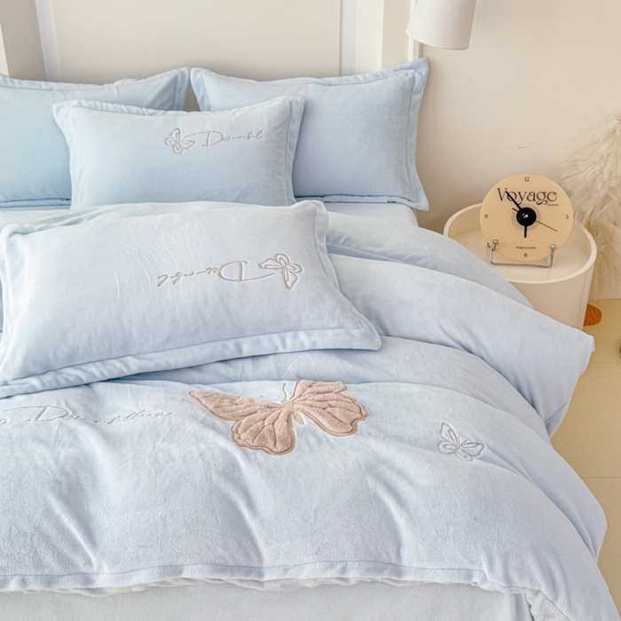 91家纺网 家纺一手货源 找家纺 保罗圣迪奥 2025新款250克全消光牛奶绒四件套-蝶曼 蝶曼-浅蓝色