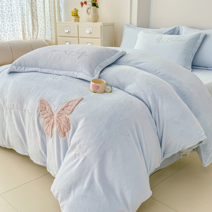 91家纺网 家纺一手货源 找家纺 保罗圣迪奥 2025新款250克全消光牛奶绒四件套-蝶曼 蝶曼-浅蓝色
