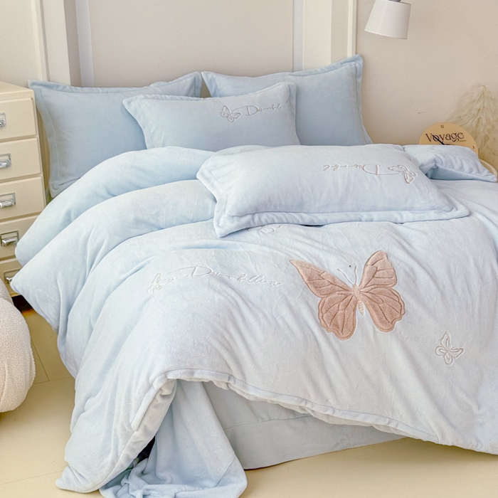 91家纺网 家纺一手货源 找家纺 保罗圣迪奥 2025新款250克全消光牛奶绒四件套-蝶曼 蝶曼-浅蓝色
