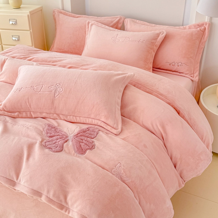91家纺网 家纺一手货源 找家纺 保罗圣迪奥 2025新款250克全消光牛奶绒四件套-蝶曼 蝶曼-粉色