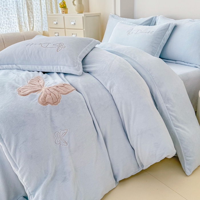 91家纺网 家纺一手货源 找家纺 保罗圣迪奥 2025新款250克全消光牛奶绒四件套-蝶曼 蝶曼-浅蓝色