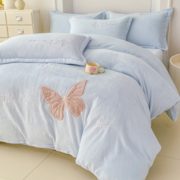 91家纺网 家纺一手货源 找家纺 保罗圣迪奥 2025新款250克全消光牛奶绒四件套-蝶曼 蝶曼-浅蓝色