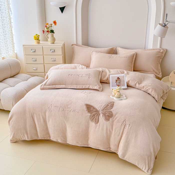 91家纺网 家纺一手货源 找家纺 保罗圣迪奥 2025新款250克全消光牛奶绒四件套-蝶曼 蝶曼-浅咖