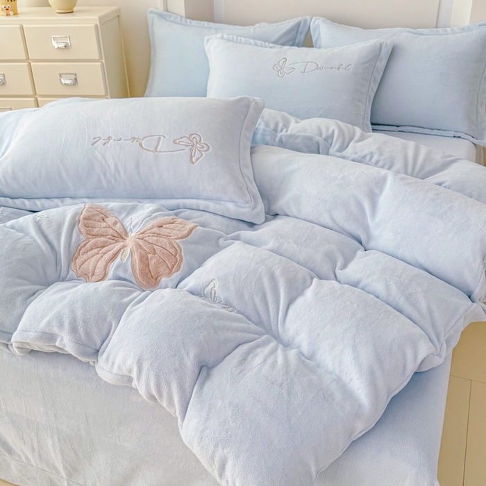 91家纺网 家纺一手货源 找家纺 保罗圣迪奥 2025新款250克全消光牛奶绒四件套-蝶曼 蝶曼-浅蓝色