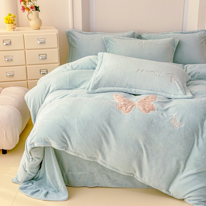91家纺网 家纺一手货源 找家纺 保罗圣迪奥 2025新款250克全消光牛奶绒四件套-蝶曼 蝶曼-蓝色