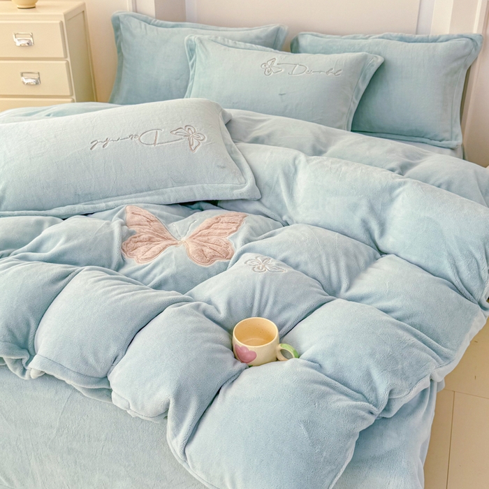 91家纺网 家纺一手货源 找家纺 保罗圣迪奥 2025新款250克全消光牛奶绒四件套-蝶曼 蝶曼-蓝色