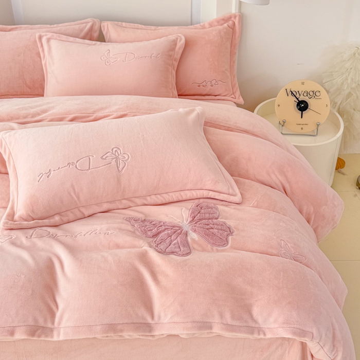 91家纺网 家纺一手货源 找家纺 保罗圣迪奥 2025新款250克全消光牛奶绒四件套-蝶曼 蝶曼-粉色
