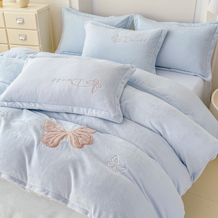 91家纺网 家纺一手货源 找家纺 保罗圣迪奥 2025新款250克全消光牛奶绒四件套-蝶曼 蝶曼-浅蓝色