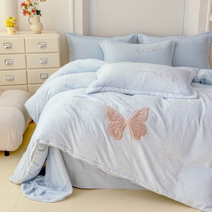 91家纺网 家纺一手货源 找家纺 保罗圣迪奥 2025新款250克全消光牛奶绒四件套-蝶曼 蝶曼-浅蓝色