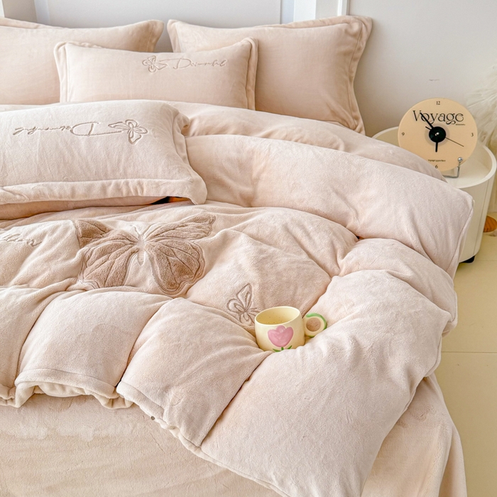 91家纺网 家纺一手货源 找家纺 保罗圣迪奥 2025新款250克全消光牛奶绒四件套-蝶曼 蝶曼-浅咖