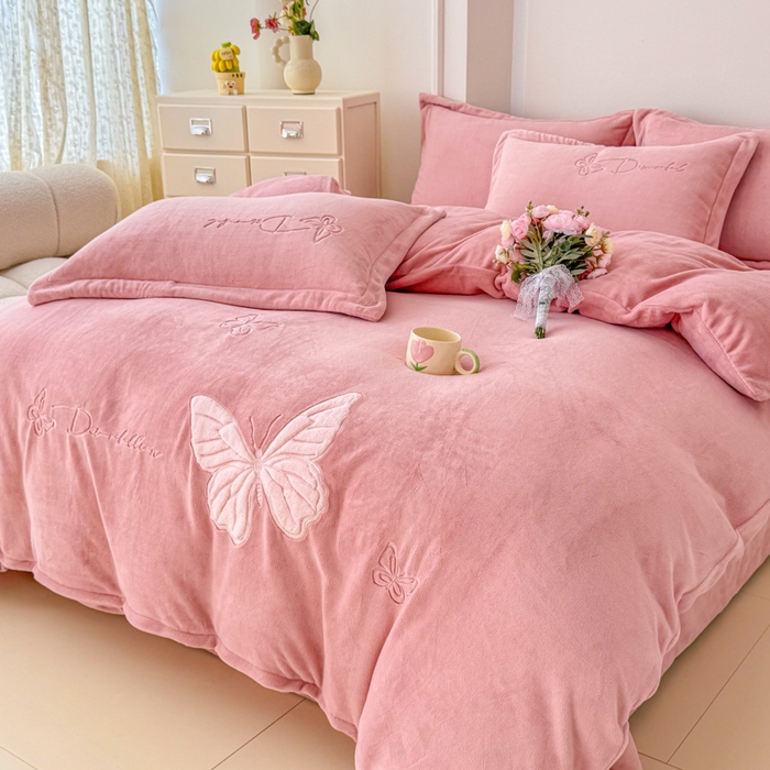 91家纺网 家纺一手货源 找家纺 保罗圣迪奥 2025新款250克全消光牛奶绒四件套-蝶曼 蝶曼-深粉色